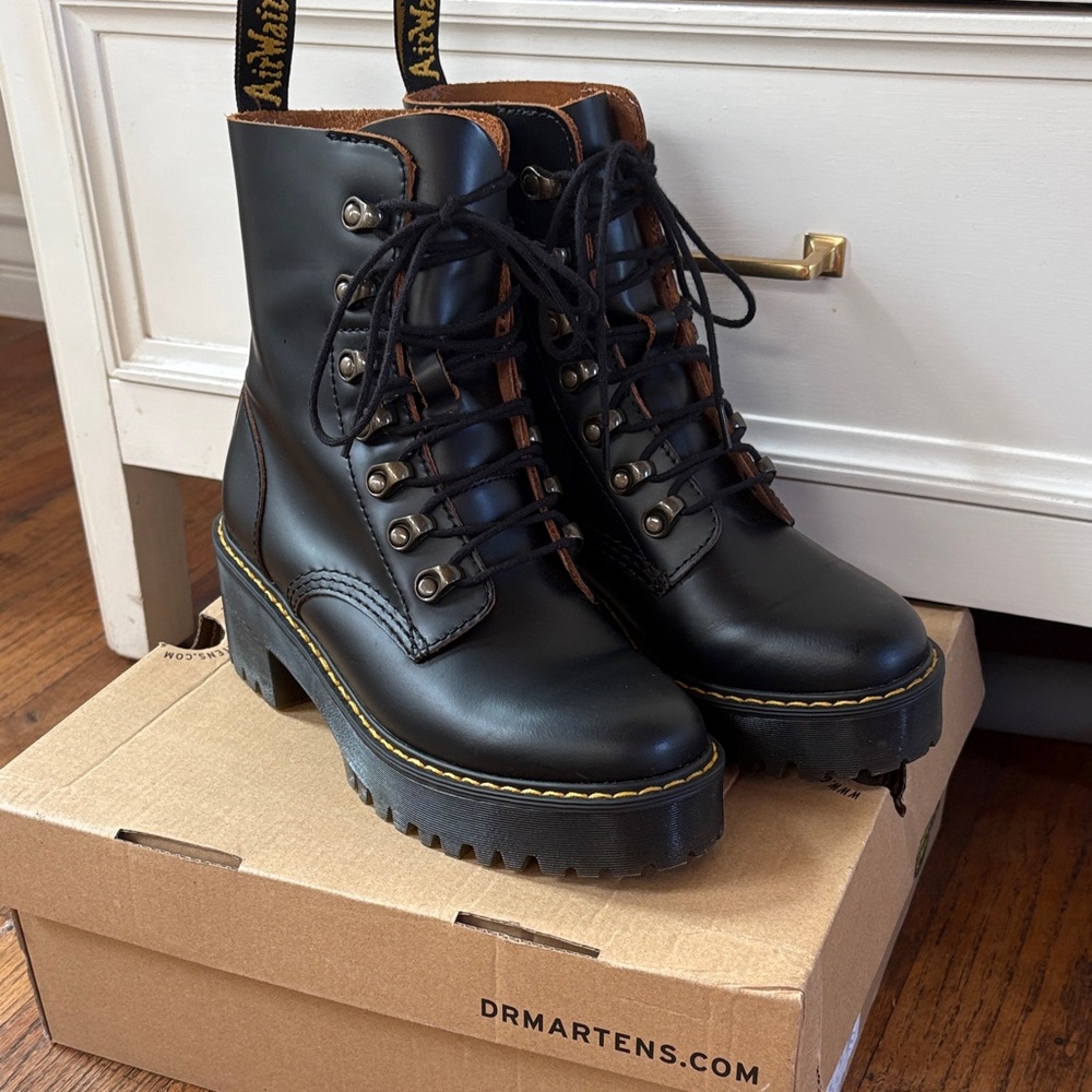 Dr Martens Leona size 6